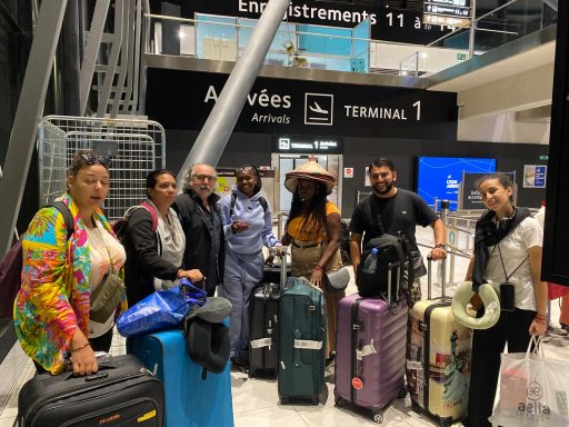 Retour de la délégation Groupe de voyageurs avec des bagages à l'aéroport, attendant à l'enregistrement.